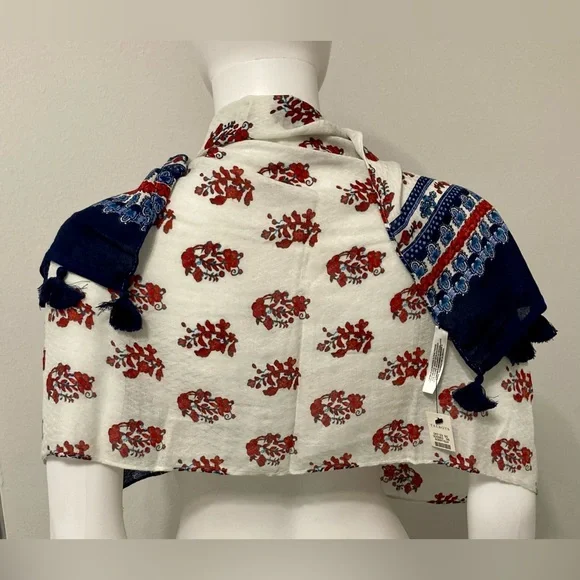 New Talbots An elegant women's scarf with tassels. In a gift box. - Picture 6 of 8